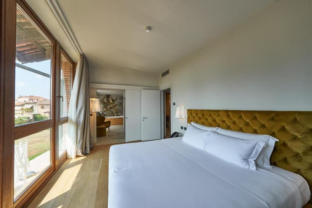 Suite with Hot Tub