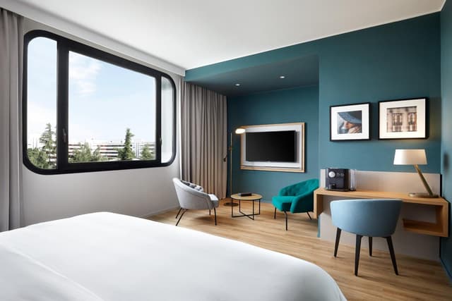 One-Bedroom Junior Suite - Club Lounge Access