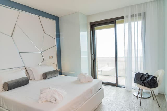 Deluxe room with balcony and side Sea View