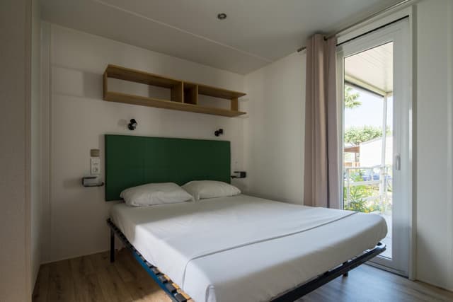 Mobile Home with Two Bathrooms and with Garden