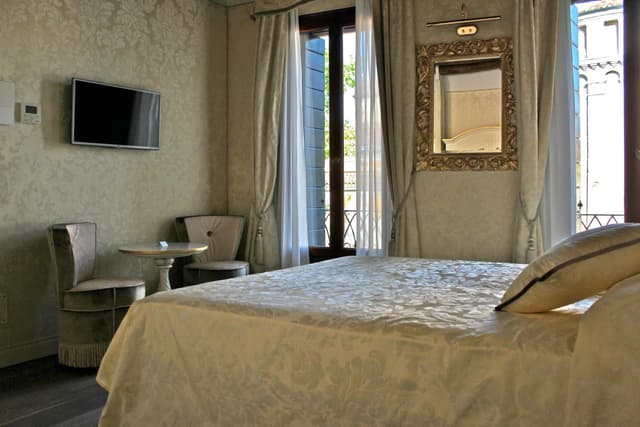 Deluxe Double or Twin Room with City View