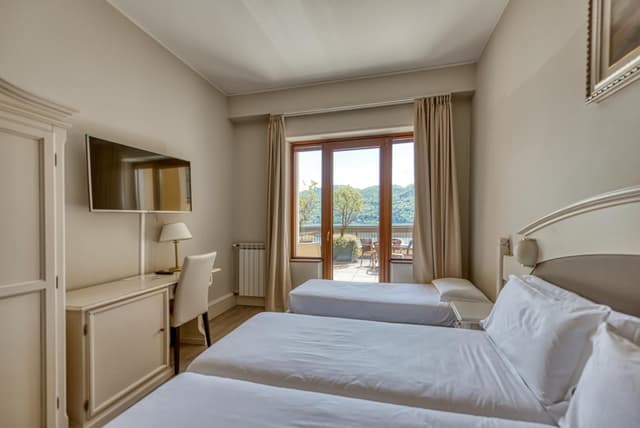 Triple Room with Lake View and Balcony