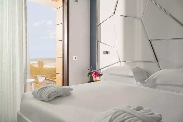 Superior room with balcony and side Sea View