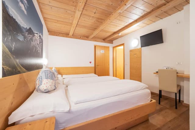 Economy Triple Room with Mountain View