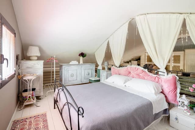 Double Room with Shared Bathroom - Split Level