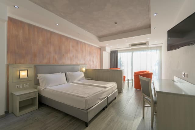 Deluxe Suite with Spa Bath