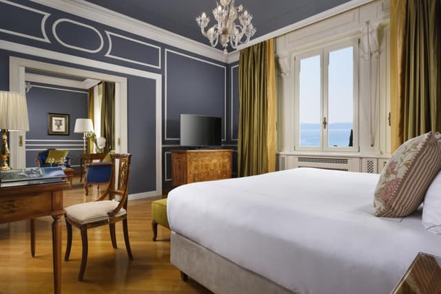 Suite with Lake View