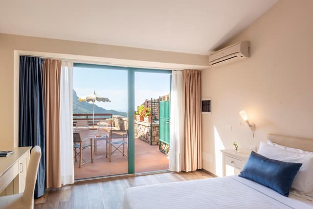 Deluxe Double Room with Balcony and Sea View