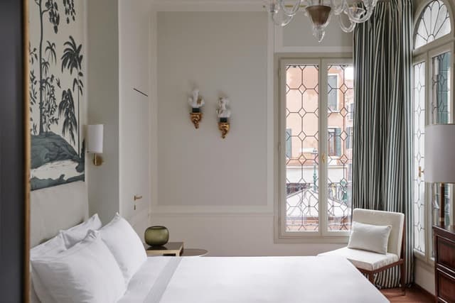Suite with Balcony and Canal View