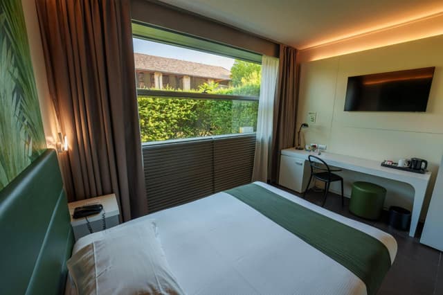 Standard Queen Room with Single Bed - Non-Smoking
