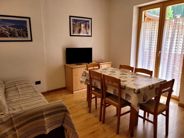 Two-Bedroom Apartment with Mountain View