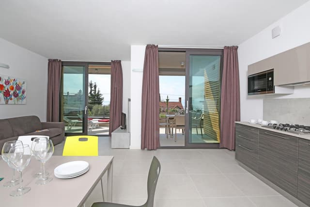 Two-Bedroom Apartment Top with Solarium and Lake View