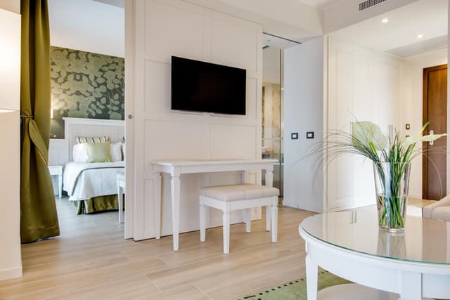 Suite Deluxe with Whirlpool and Lake View
