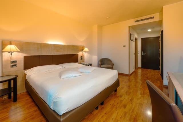 Executive Queen Room with Balcony - Non-Smoking
