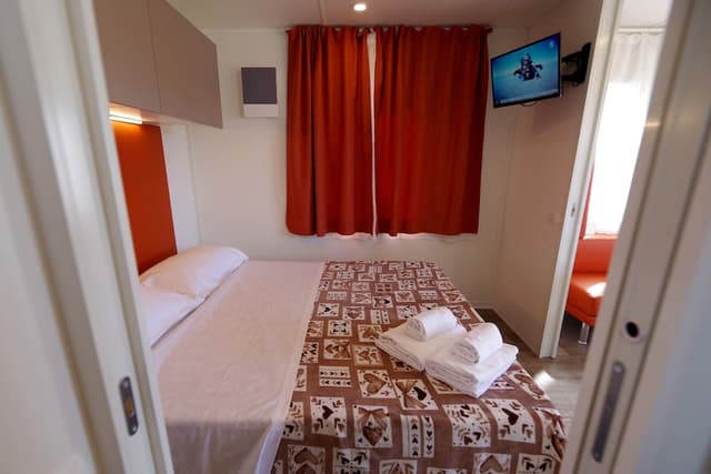 Deluxe Mobile Home, 1 King Bed