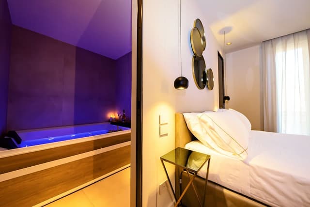 Studio Suite, Jetted Tub