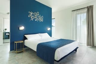 Luxury Studio Suite, Private Bathroom, Pool View