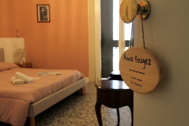 Anna Fougez, 1 queen bed