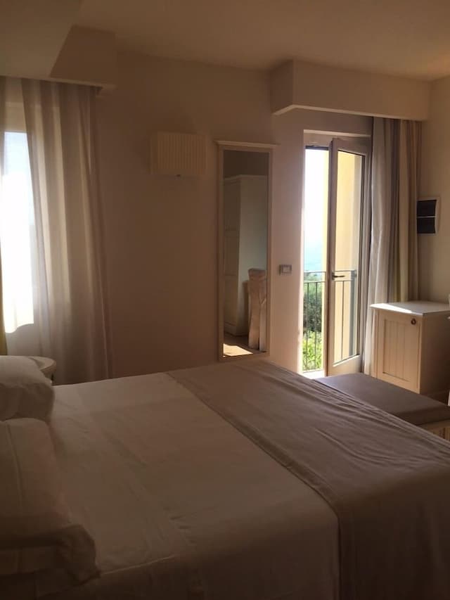 Comfort Room, 1 Queen Bed, Pets Allowed, Park View