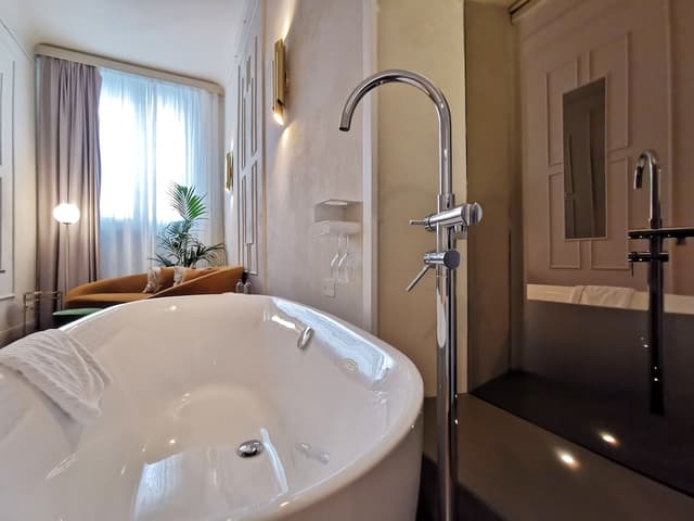 Deluxe Suite, Bathtub