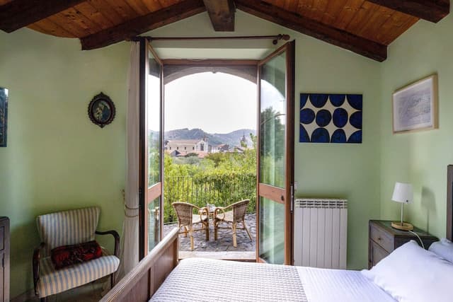 Classic Studio Suite, Hill View