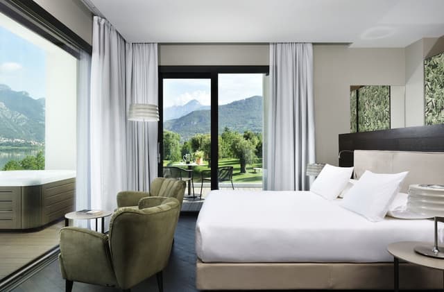 Suite, Lake View