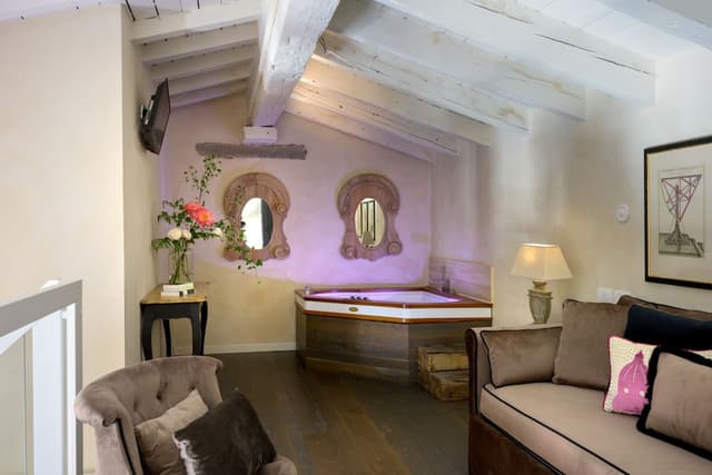 Classic Suite, Jetted Tub
