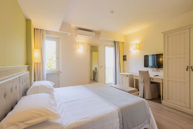Comfort Room, 1 Queen Bed, Pets Allowed, Garden View