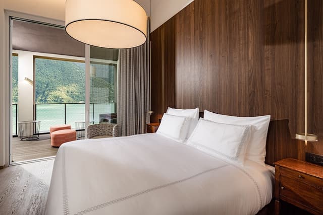 Lake View Grand Loggia Suite