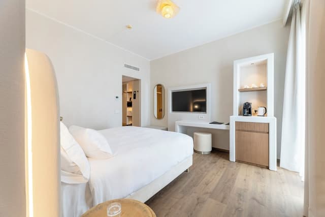 Deluxe Room, Partial Lake View