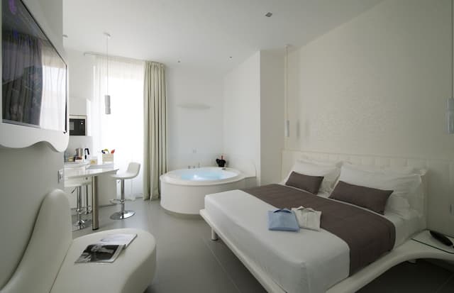Studio, Jetted Tub