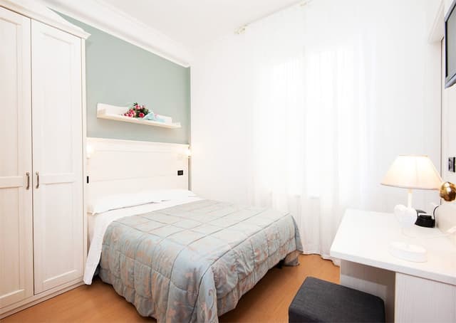 Economy Room, 1 Queen Bed