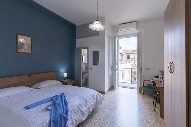 Classic Room, 1 King Bed, Balcony, Garden View