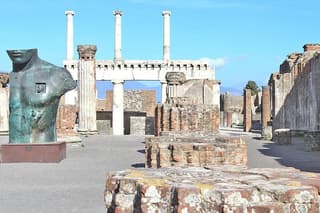 Small Group Guided Walking Tour of Ancient Pompeii Highlights