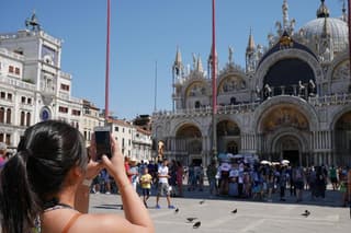 Venice in a Day: St. Mark’s, Doge’s, Gondola and Murano & Burano