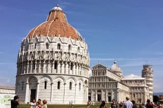 Visit with an authorized guide the Plaza de la Catedral and all its monuments