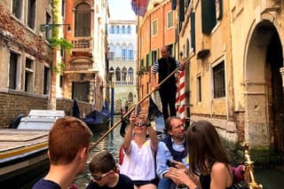 Morning Walking Tour of Venice with Gondola Ride