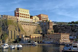 Transfer from Naples to Positano with stop Sorrento or Vice Versa