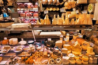 Small Group Market tour and Dining Experience at a Cesarina's home in Terni