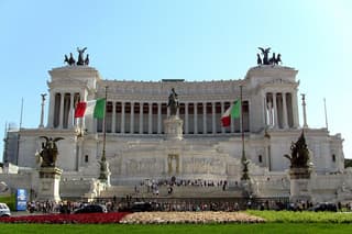 Rome's Top Squares & Fountains 4 Hours (Driver Only/Self Touring)