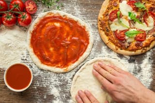 Cesarine: Small Group Pizza and Tiramisu Class in Venice