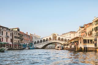 ANGLE - Photo Session in Venice With Local Photographer