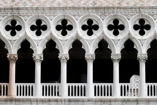 Skip-the-Line Doge's Palace Tour & Venice Gondola Ride
