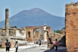 Pompeii: Exclusive Private Walking Tour with an Archaeologist