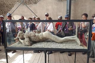 From Naples: Guided Tour of Pompeii Ruins with Transfer Service