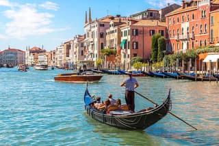 Walking Tour and Enchanting Gondola Journey in Venice + Ebook