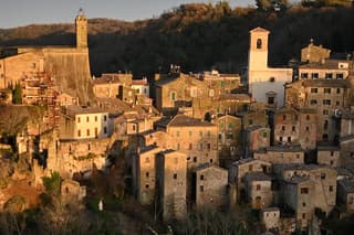 Sorano: its wonders, The Vie Cave and wine cellars