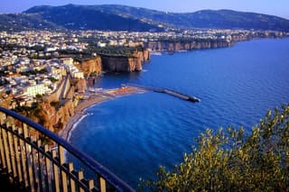Sorrento: Private transfer to Naples