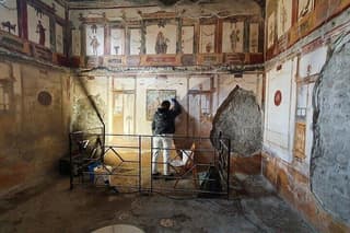 Shared Pompeii Walking Tour Experience of the Latest Discoveries