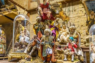 Explore the magic Nativity Scene Market with private Guide